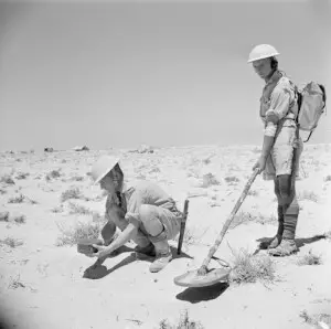 MINE_DETECTOR_IN_NORTH_AFRICA_1942